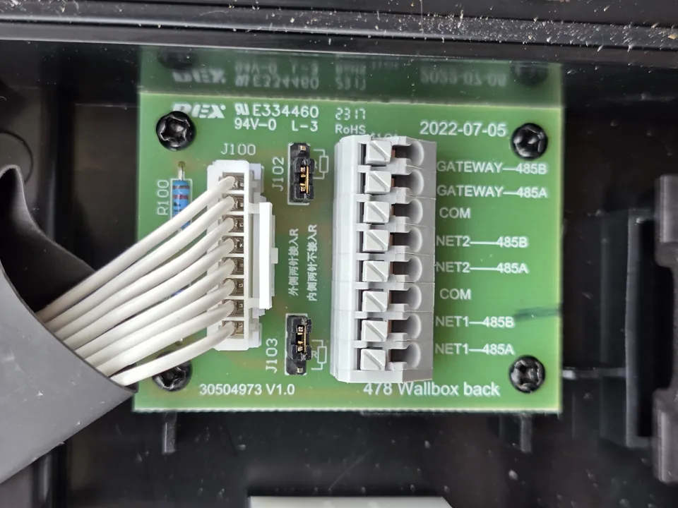 Detail elektronické desky wallboxu se svorkami GATEWAY a NET, označenými 485A a 485B.